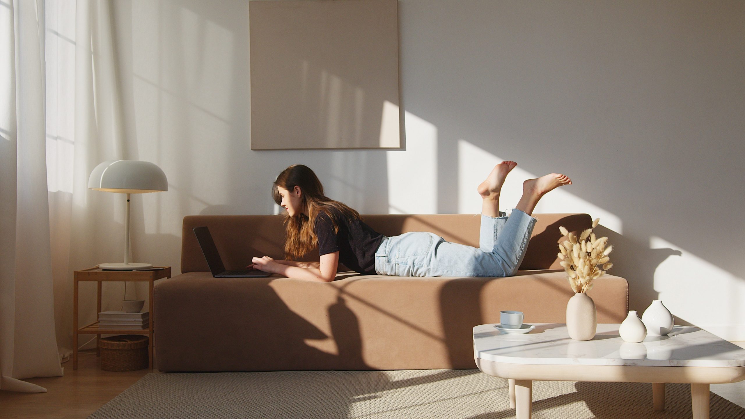 Scandi-Style: eine junge Frau liegt auf einer stillischen Sofa