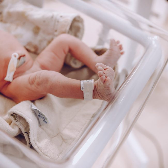 Neugeborenes Baby im Krankenhaus