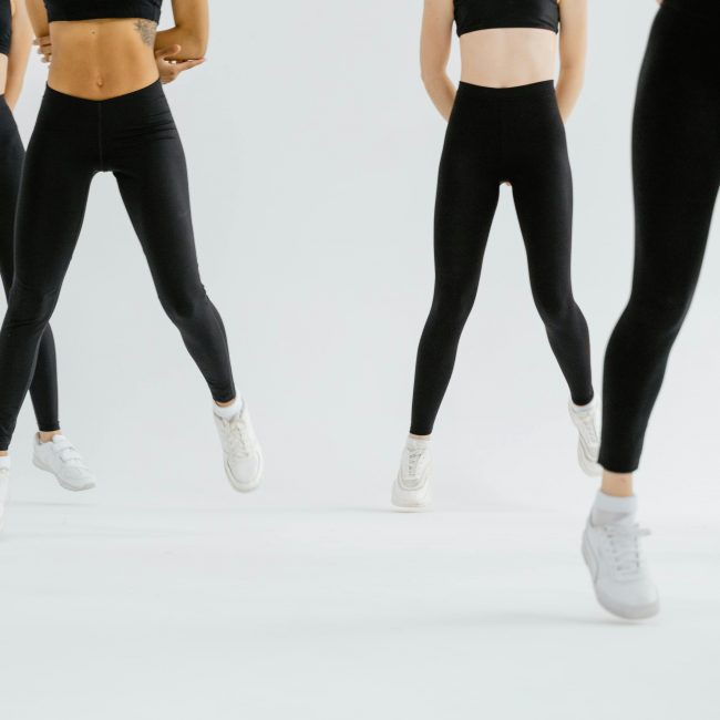 Frauen in schwarzen leggins treiben Sport