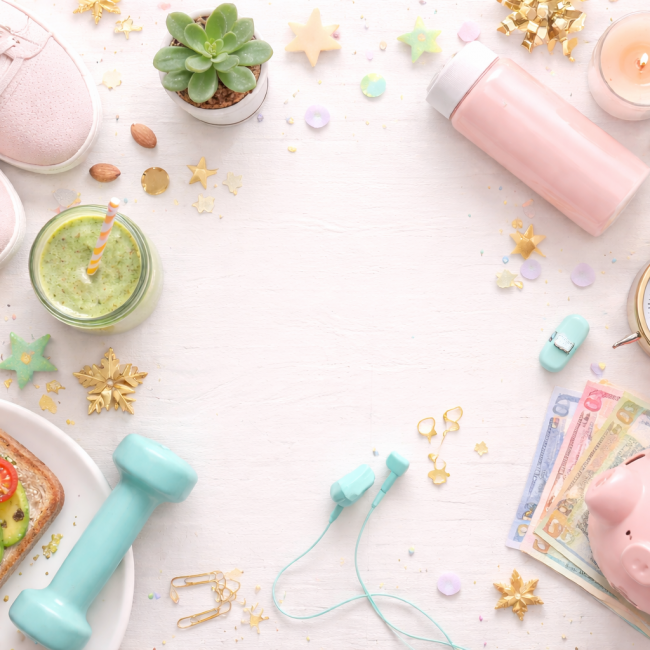 Sportschuhe, gesundes Essen, Wecker und Spraschwein auf einem pinken Hintergrund